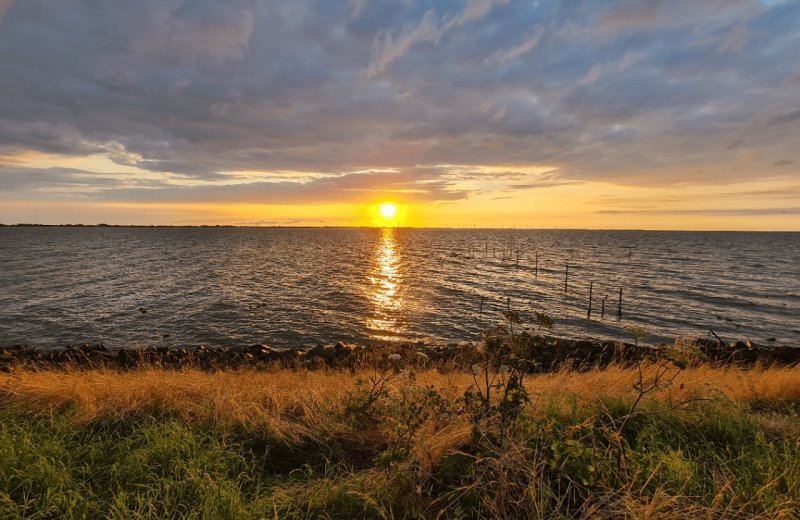 162 zonsondergang op dijk