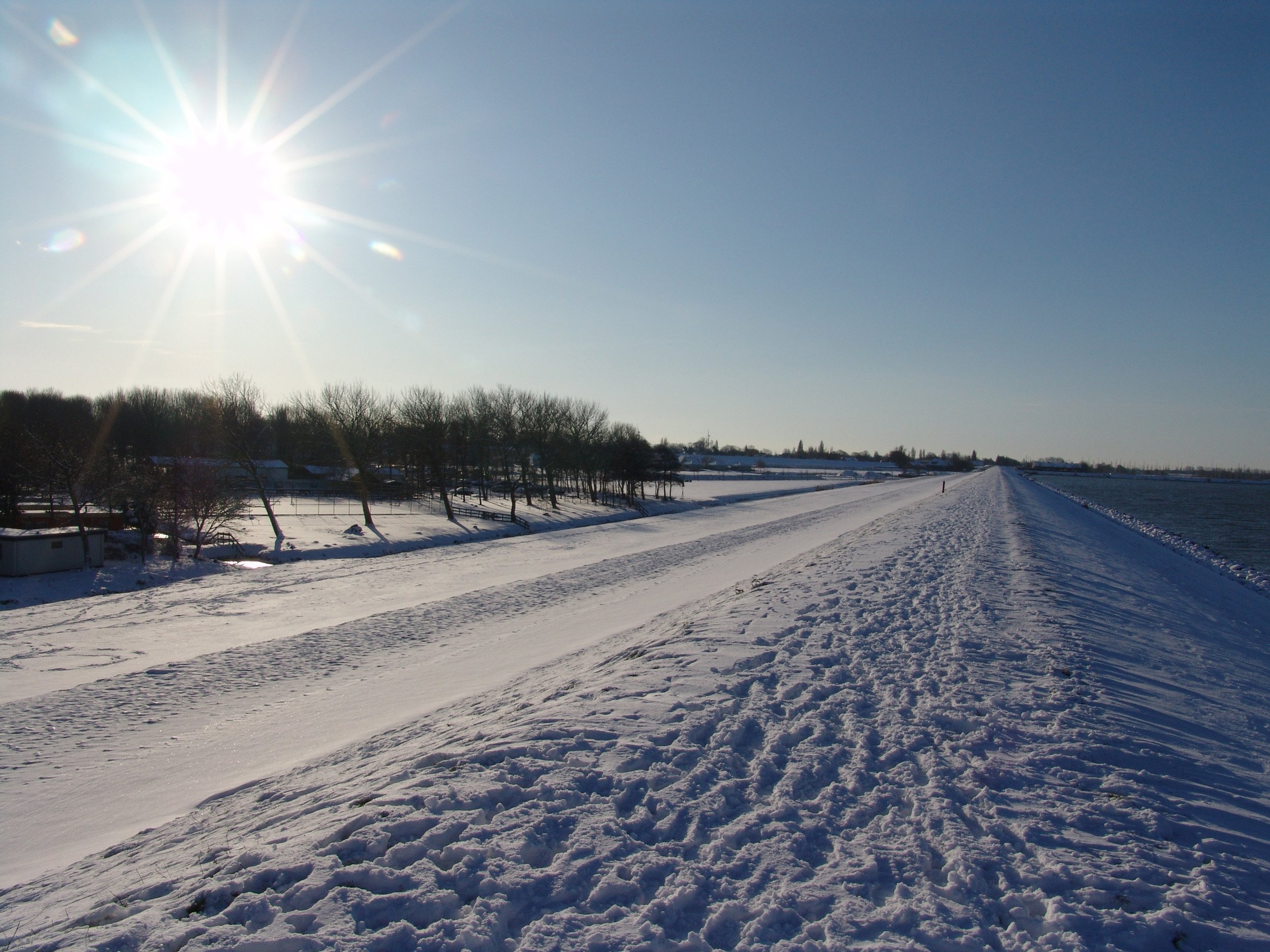 besneeuwde IJsselmeer dijk
